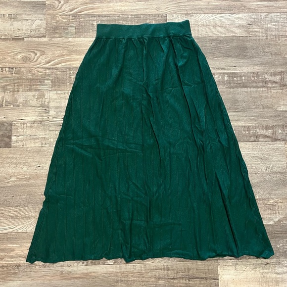 Green maxi skirt - Picture 3 of 4